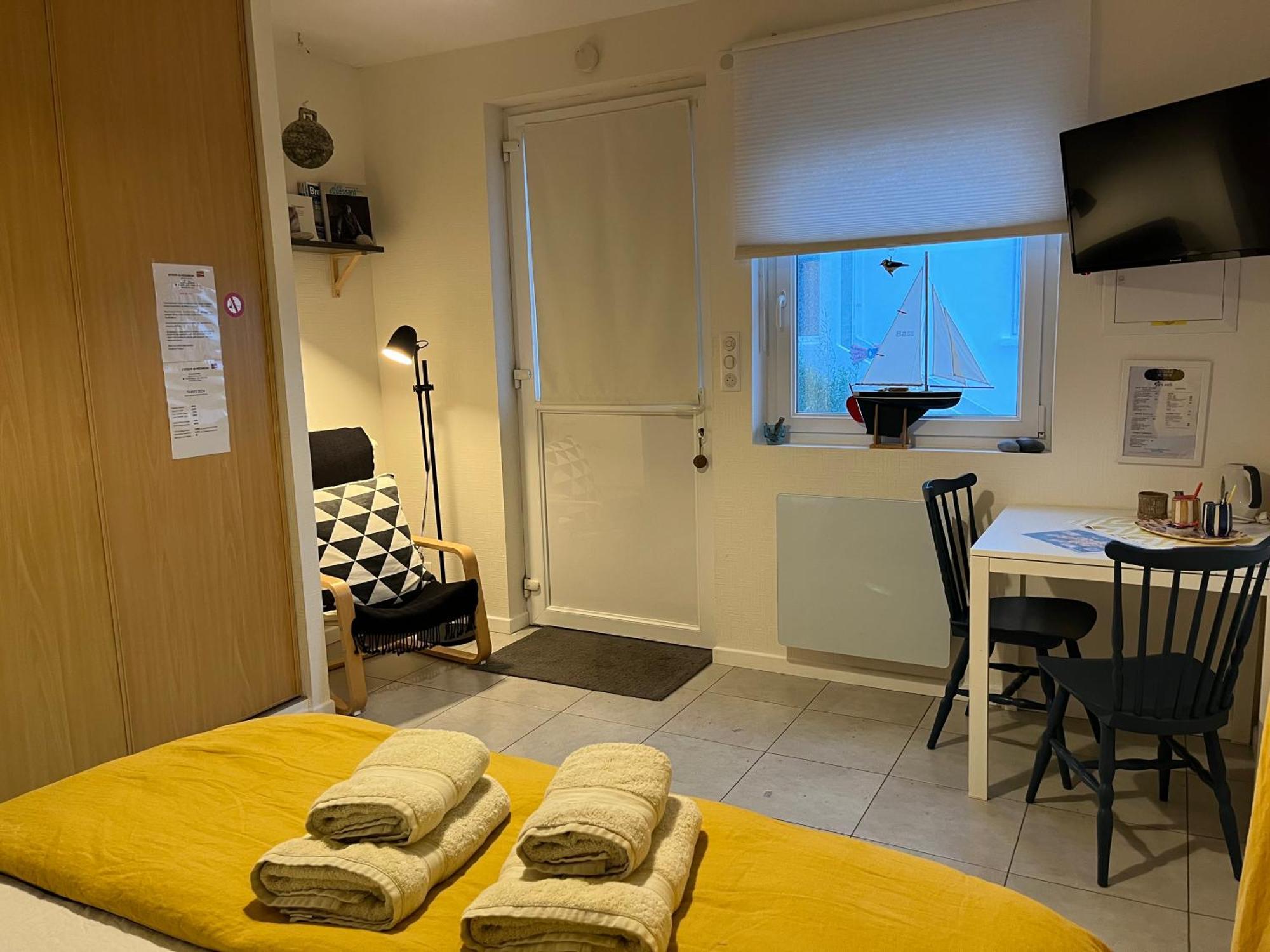 Bed and Breakfast L'Atelier De Mezareun Ushant Екстер'єр фото